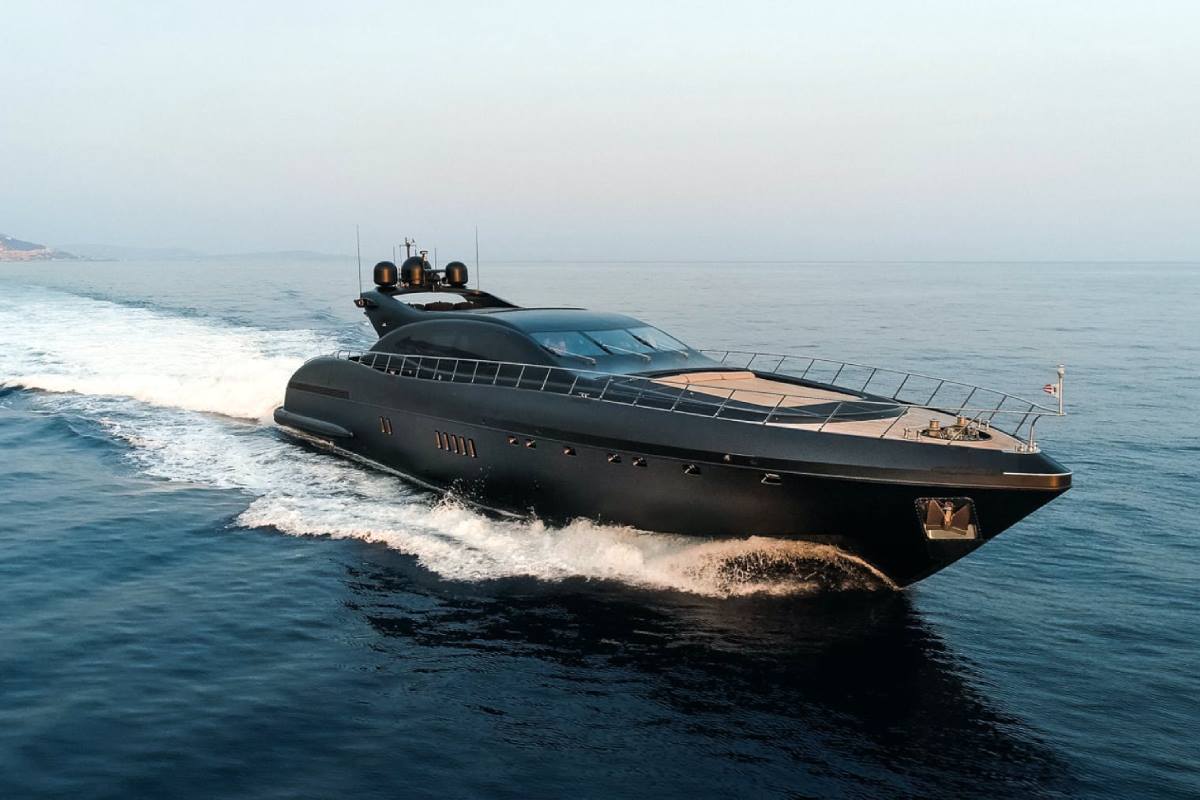 100 ft Azimut superyacht charter in Cabo San Lucas